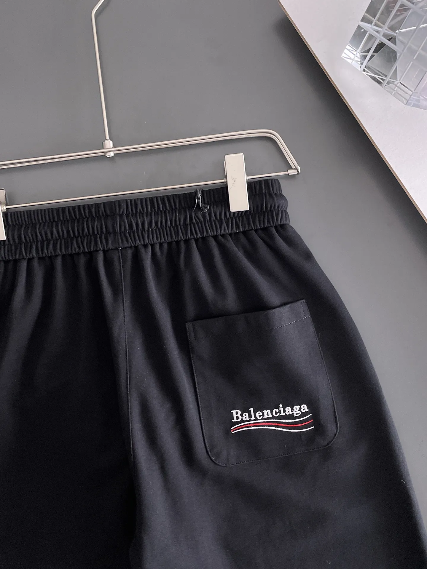 Balenciaga's three-standard complete 2025 summer New Arrival men's casual shorts, advanced custom-made Breathable fabric, Breathable fabric, extremely stretchy and comfortable, impeccable details, top-grade accessories, original logo design concept, delicate and soft feel! The upper body fit is awesome! Size: M-XXXL Please state your height and weight when ordering
